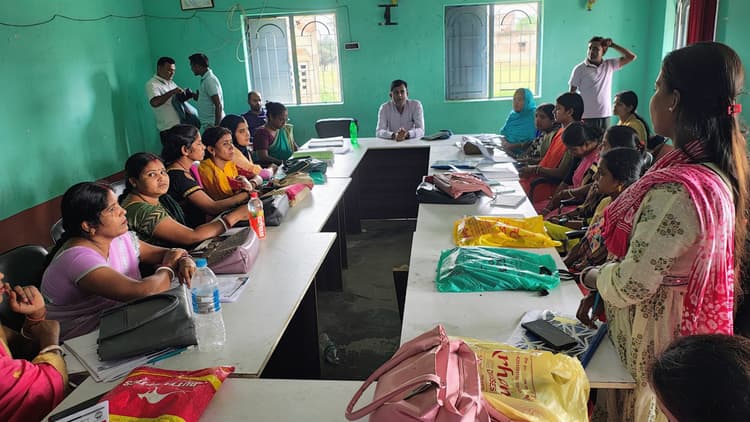 अब गांव की दीदियां भी हो रहीं आत्मनिर्भर