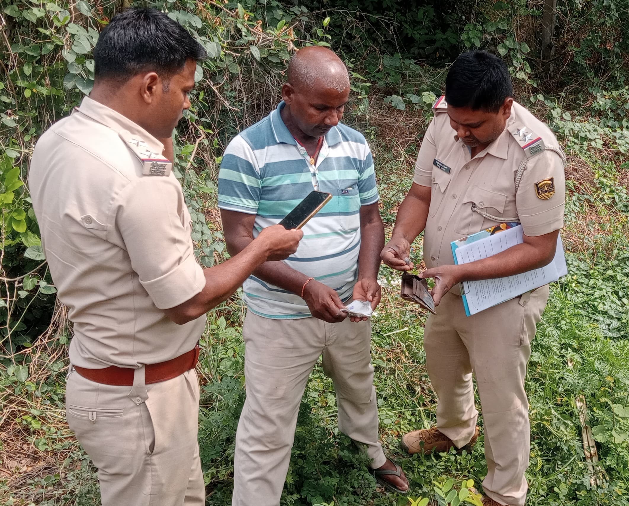 एनएच पर मिला व्यक्ति का शव, पहचान में पुलिस जुटी