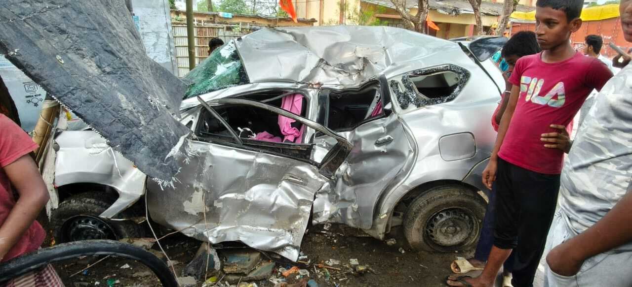 बारातियों की कार पेड़ से टकरायी, दो की मौत, तीन घायल