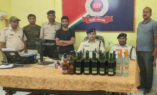 सहरसा जंक्शन से  27 बोतल विदेशी शराब के साथ एक तस्कर गिरफ्तार