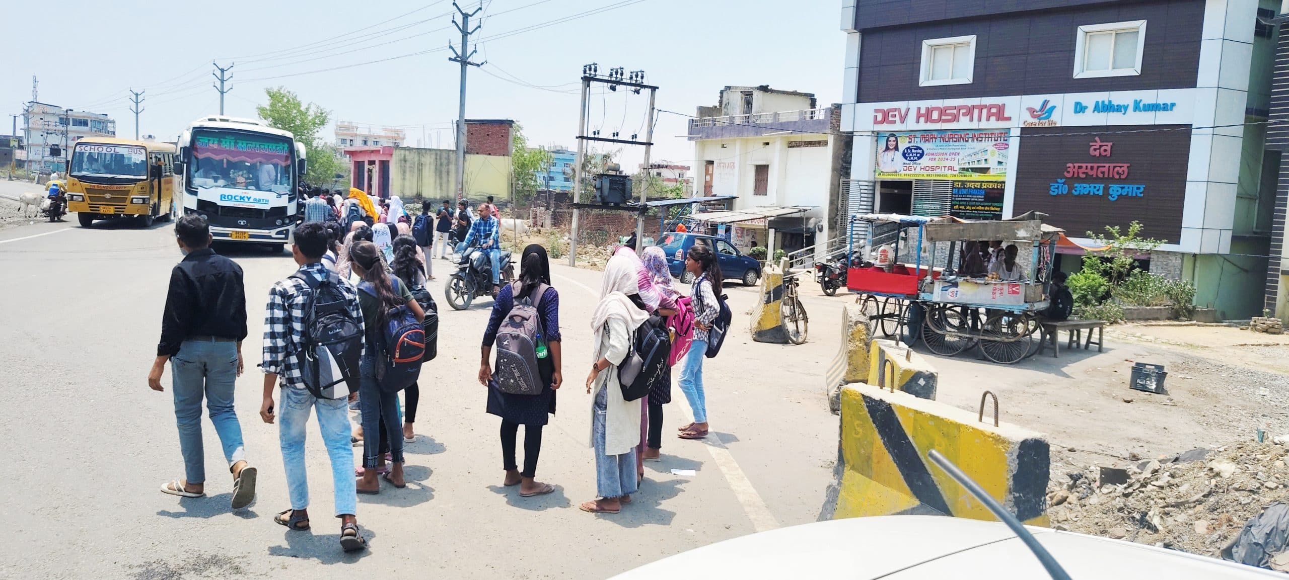 हाइवे पर गाड़ी पकड़ने के लिए छात्र-छात्राएं कर रहे आपाधापी, ये लापरवाही पड़ न जाये भारी