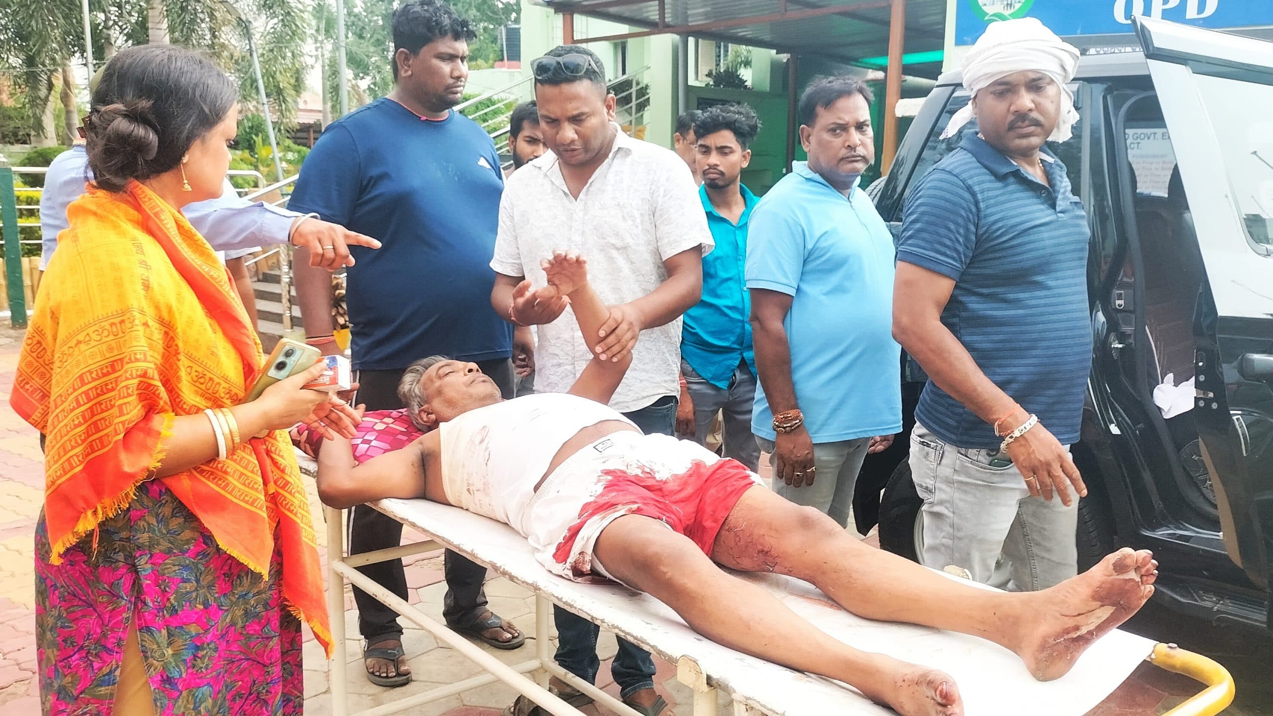 Jamshedpur news.बदमाशों ने शराब दुकानदार को मारी गोली, डेढ़ लाख लूटकर बाइक से भागे