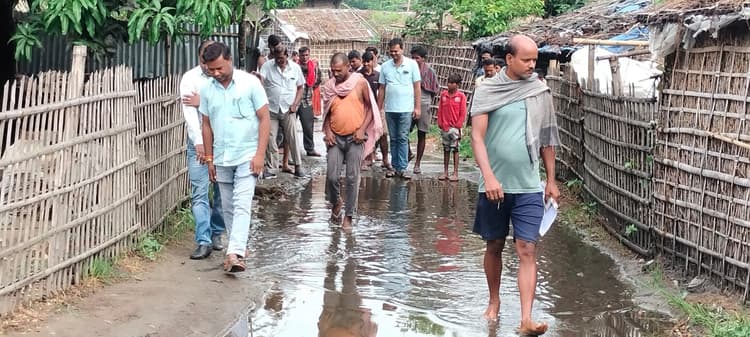 पक्की सड़क पर गंदा पानी व कचरा से स्थिति नारकीय, ग्रामीणों ने की समस्या के निदान की मांग