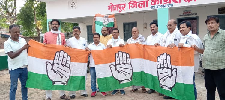 प्रखंड अध्यक्षों के बीच कांग्रेस ने किया झंडा का वितरण