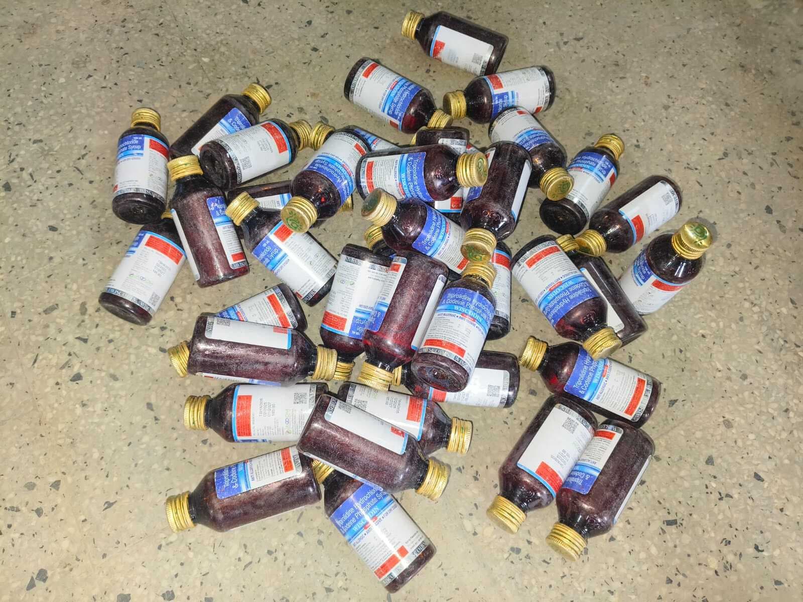 पुलिस ने झाड़ी से लावारिश हालात में बरामद किया कफ सिरप