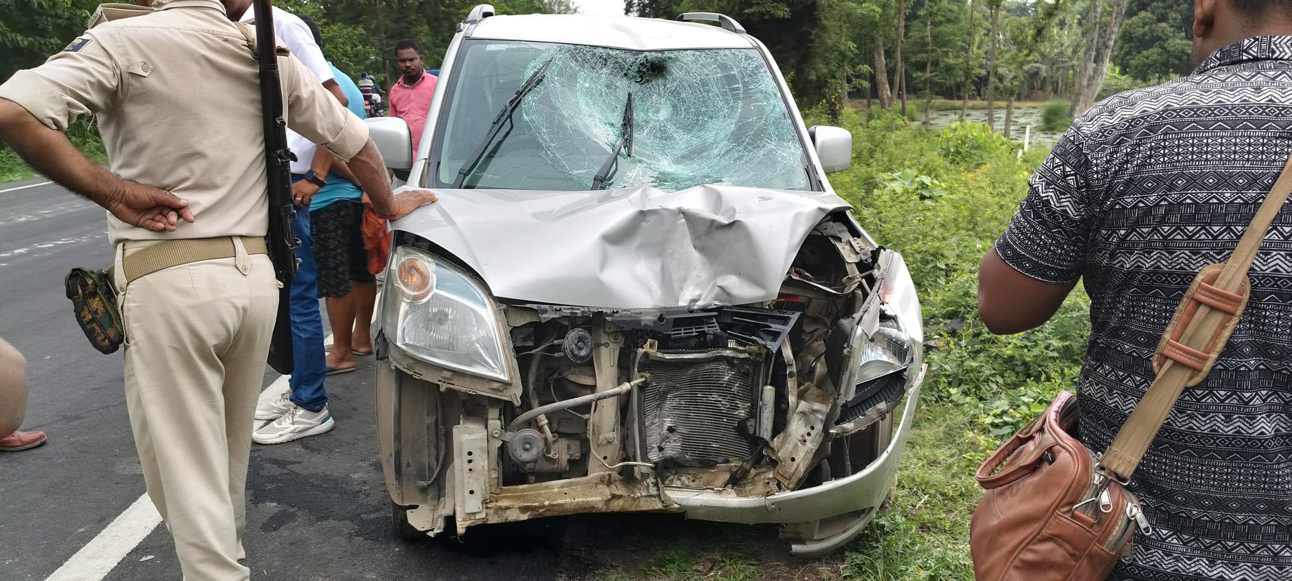 कार-बाइक की आमने-सामने की टक्कर में युवक गंभीर रूप से घायल