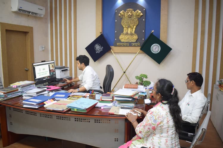 डीसी ने सभी योजनाओं को तय समय पर पूर्ण करने के दिये निर्देश