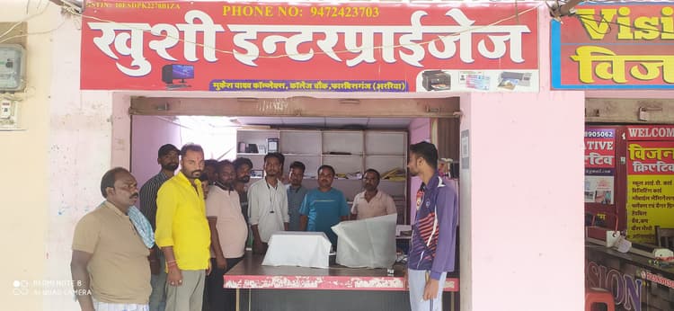 कॉलेज चौक पर चार दुकानों की छत काटकर चोरी