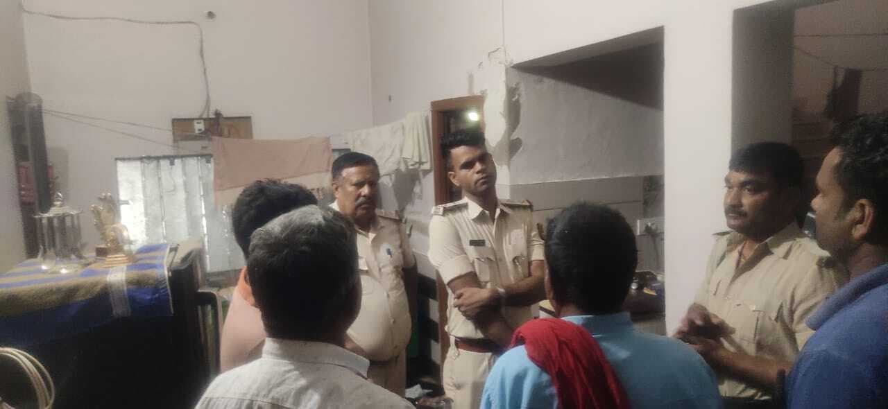 सुनसान घर में चोरों ने की चोरी