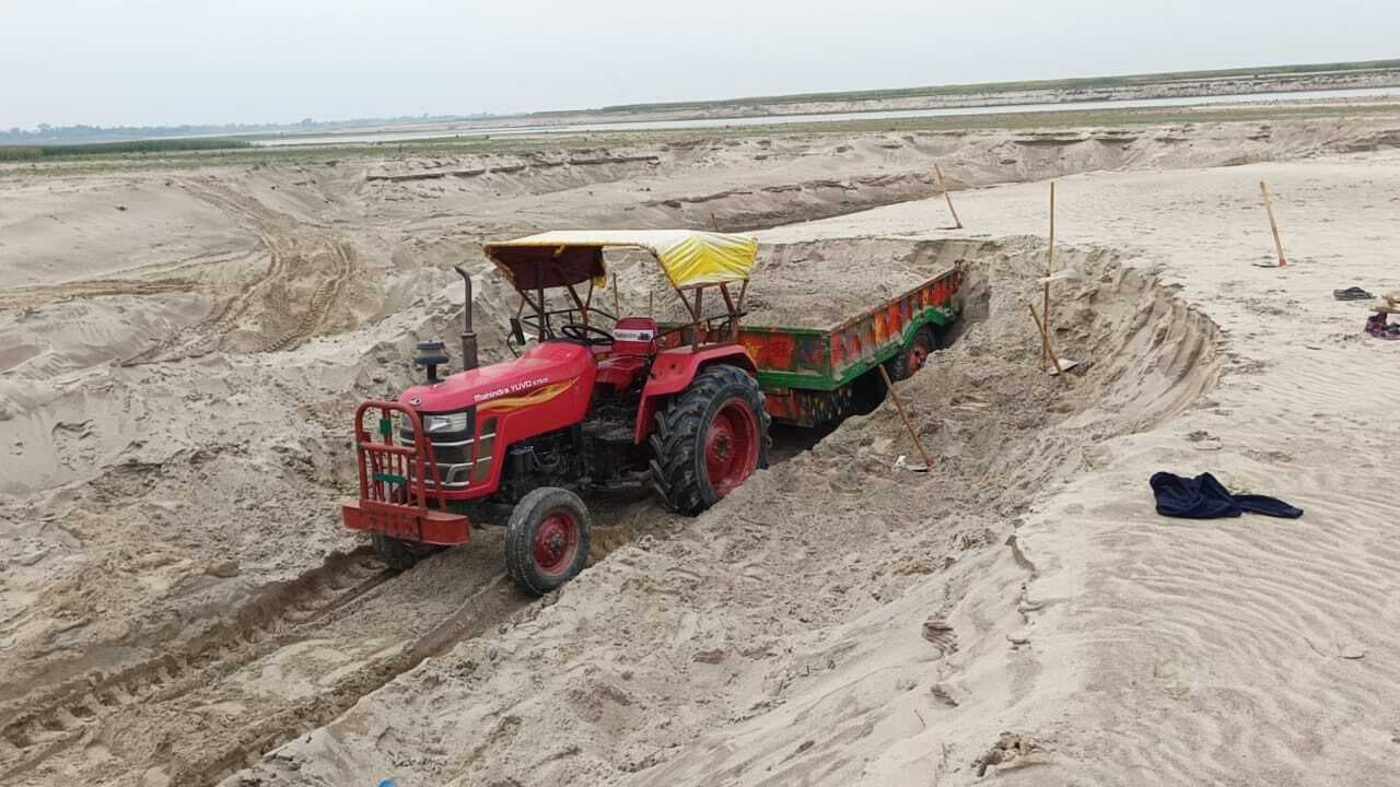 महानंदा नदी किनारे बेरोकटोक जारी है अवैध खनन