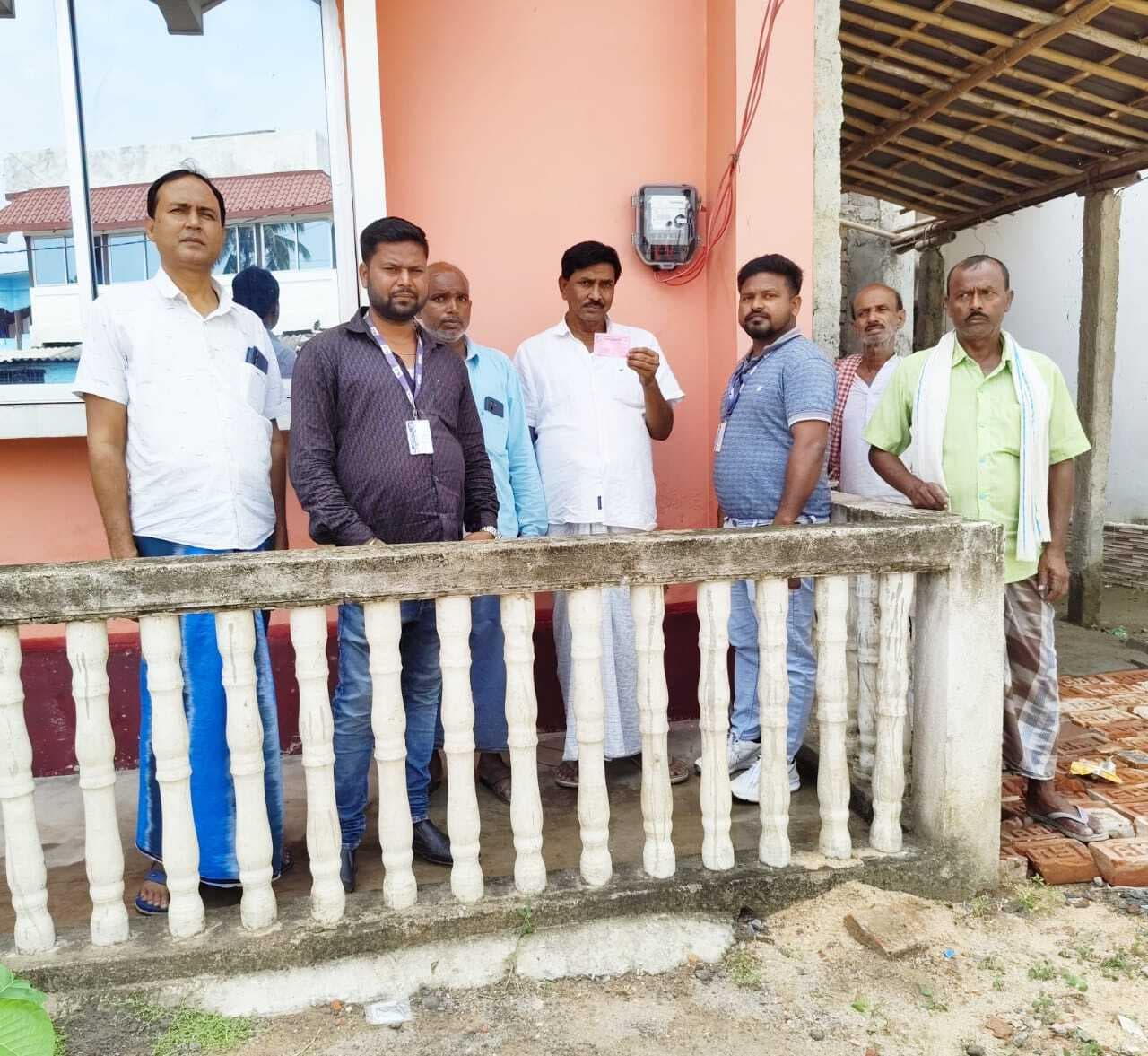 मुखिया के घर से की गयी स्मार्ट मीटर लगाने की शुरुआत