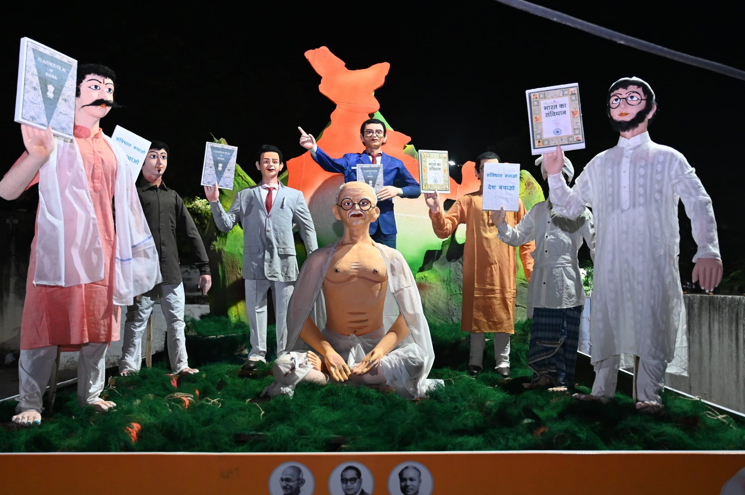 Political News : उत्साहित थे कांग्रेसी, संविधान रथ और पारंपरिक कलाकारों ने शोभा बढ़ायी