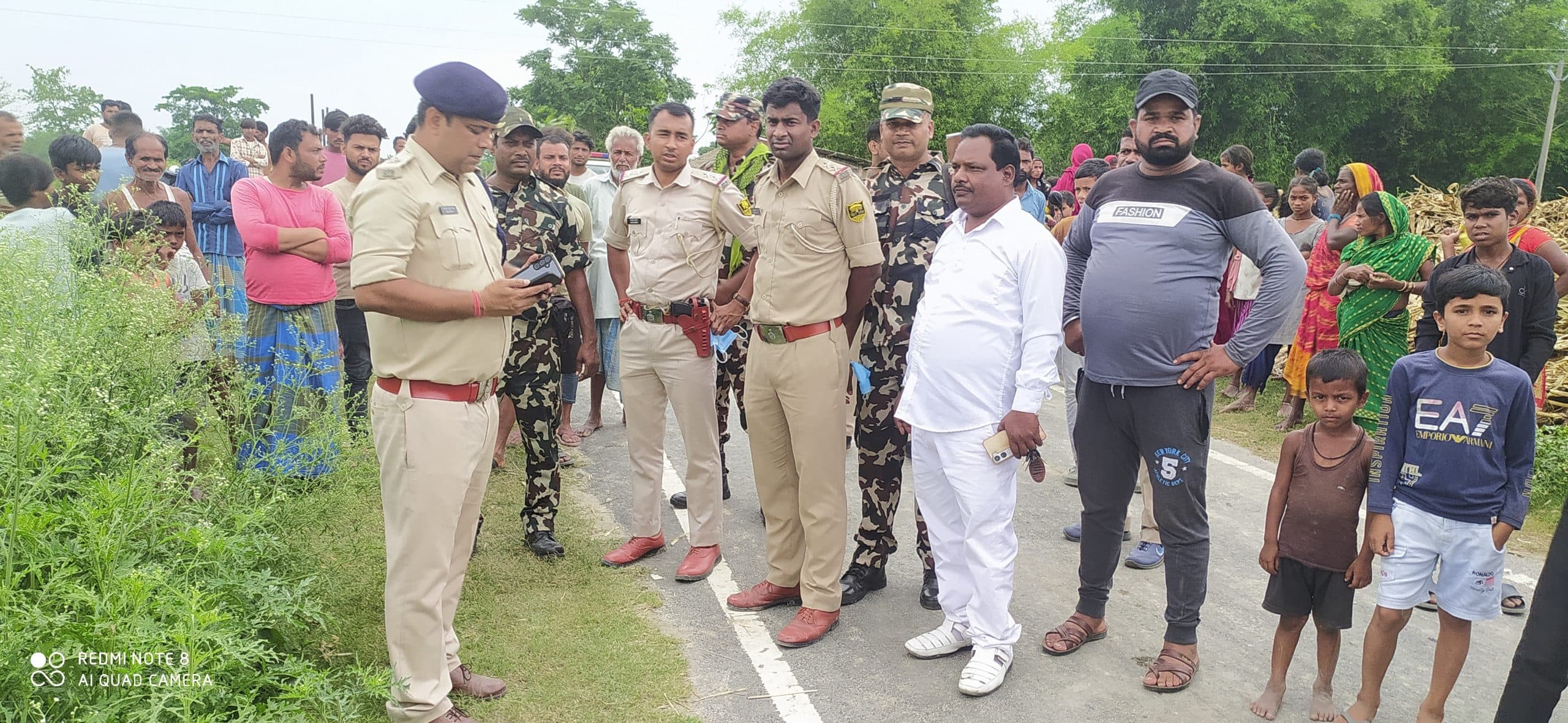 मक्का खेत से अज्ञात व्यक्ति का शव बरामद, उमड़ी भीड़