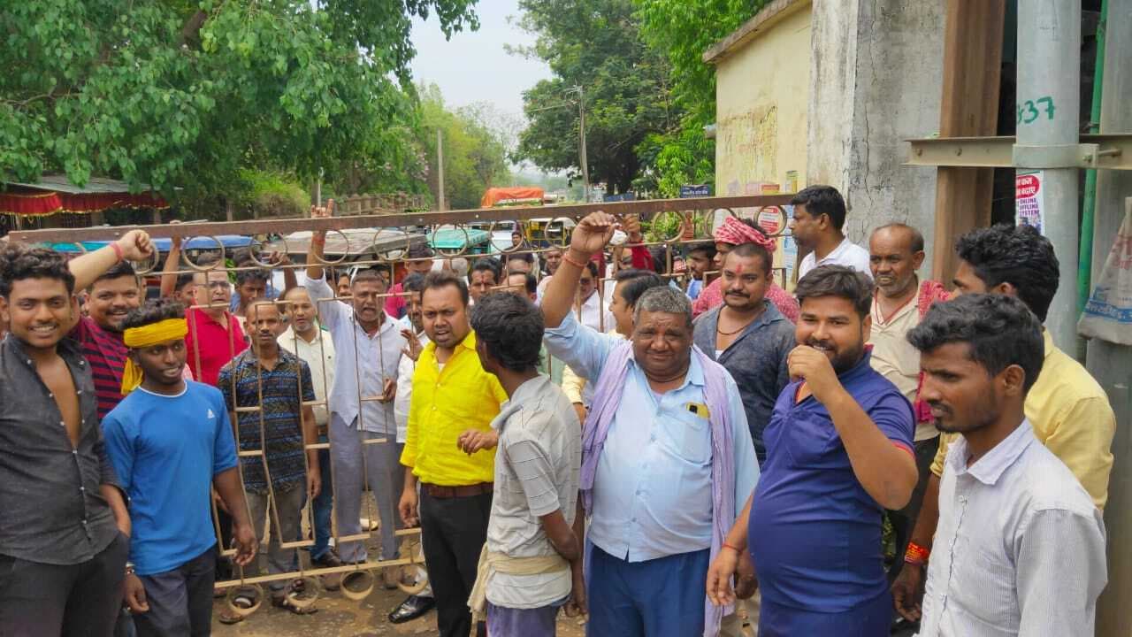 Deoghar news : बाजार समिति के समीप टोटो वालों से दोगुना टैक्स वसूली के आरोप पर हंगामा, निगम के वसूली एजेंटों का दुकानदारों ने किया विरोध