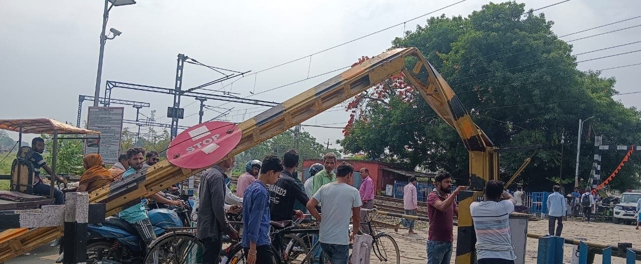 मक्का लदा ट्रैक्टर प्रवेश करने से रेल फाटक टूटा