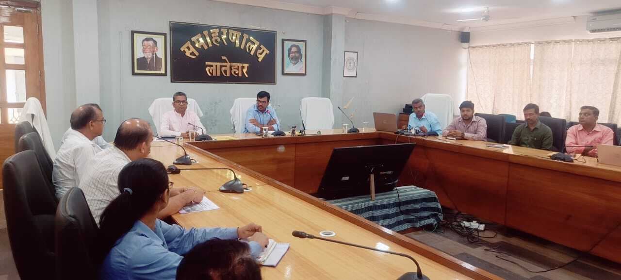 सॉलिड एवं लिक्विड रिसोर्स मैनेजमेंट पर डीसी ने की बैठक