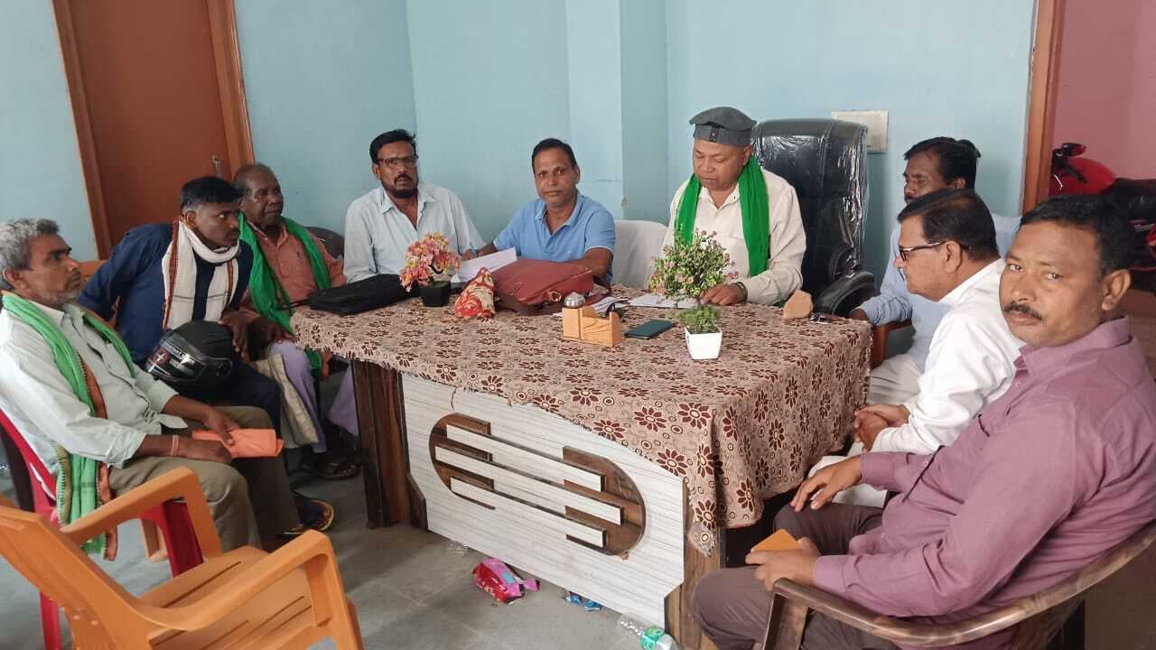 लोगों की समस्याओं से अंचल कर्मियों को कराया गया अवगत