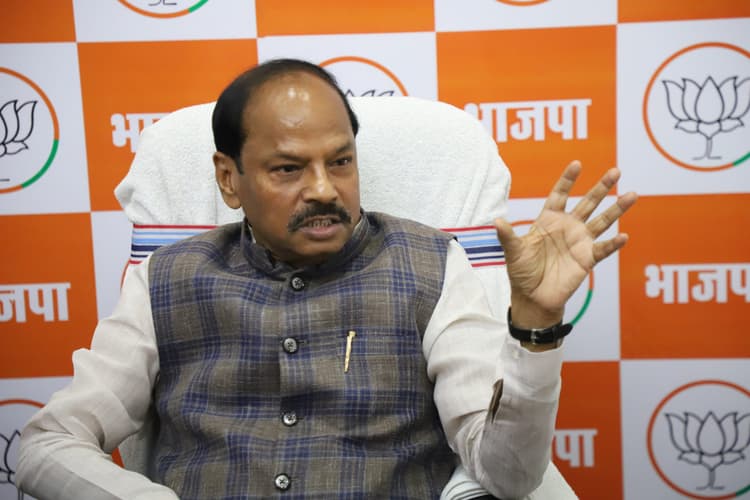 Jamshedpur news. देश पर आपातकाल थोपने वाली कांग्रेस को संविधान बचाओ की दुहाई देने का अधिकार नहीं : रघुवर दास