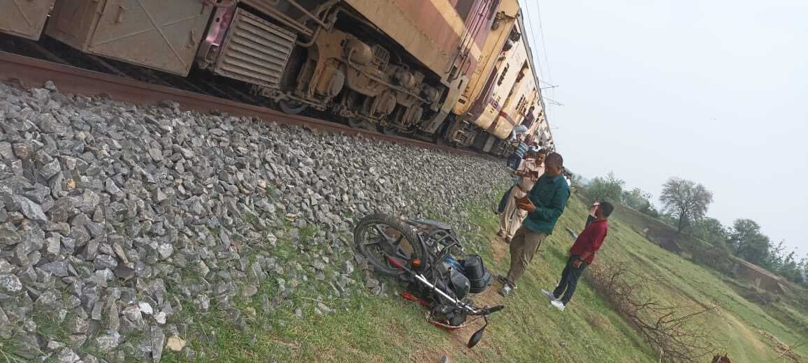 बाइक से टकराई कवि गुरु ट्रेन, बड़ा हादसा टला