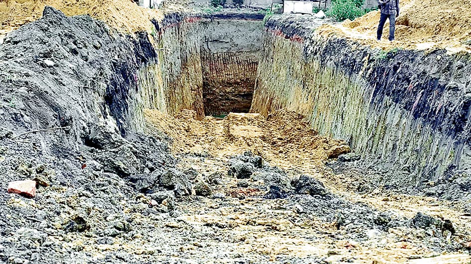 बहुमंजिला इमारत के लिए खोदा विशाल कुआं, उभरा जल-संकट