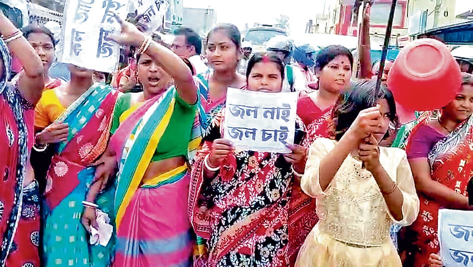 सालबनी में पानी के लिए कोहराम, किया चक्काजाम