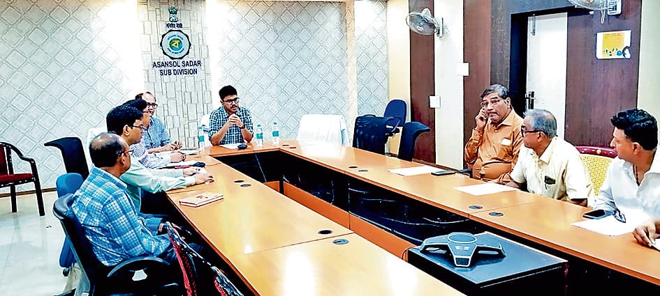 फल व्यापारियों संग एसडीओ की बैठक