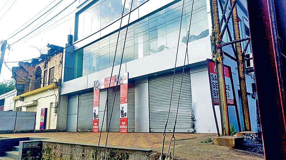 रानीगंज: मोटरसाइकिल शोरूम में चोरी, लाखों के सामान पर हाथ साफ, पुलिस गश्ती पर उठे सवाल