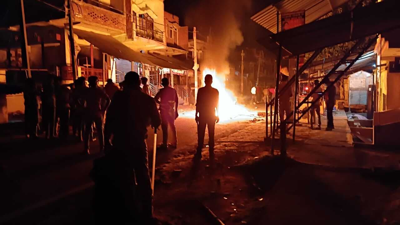 Gopalganj News  : सिसई में चाकू से गोदकर युवक की हत्या, ग्रामीणों व पुलिस में झड़प, तीन आरोपित हिरासत में