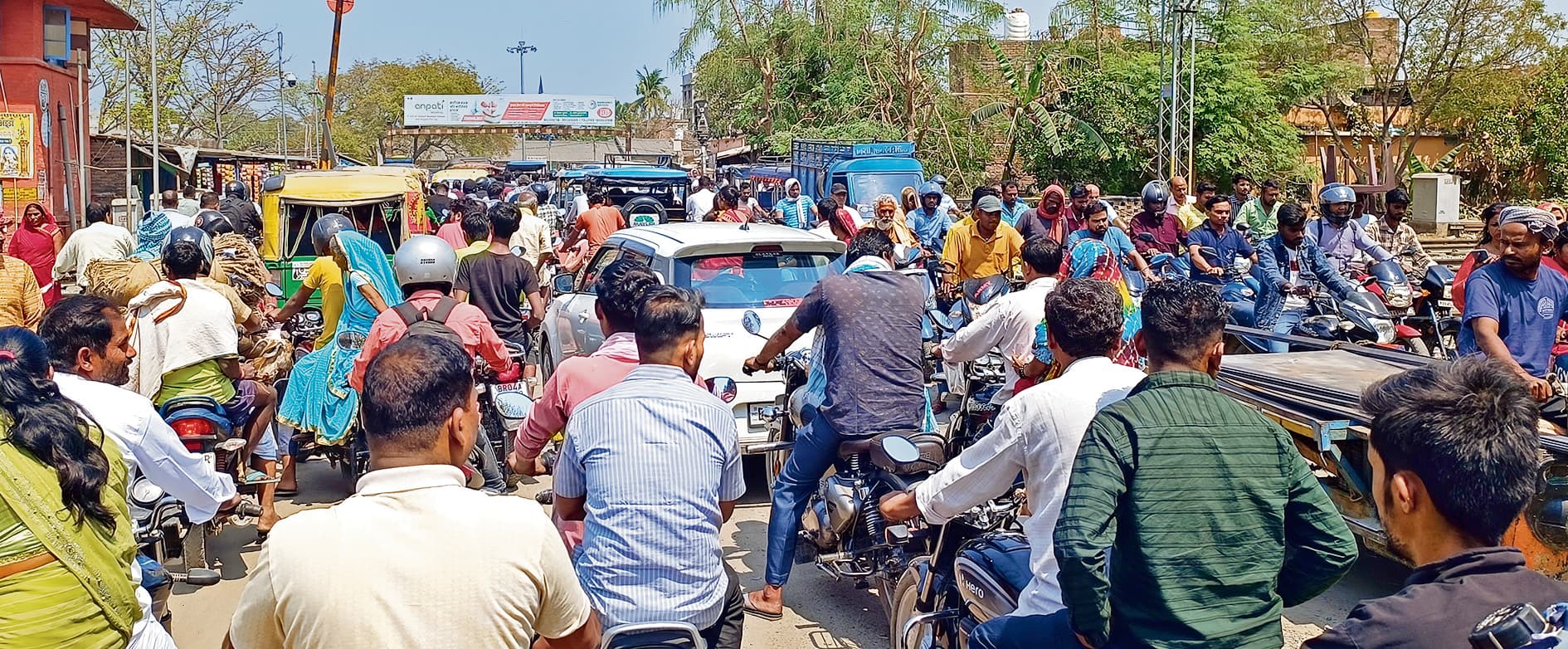 Saran News : सड़क किनारे सब्जी आढ़तों के सजने व वाहनों की गलत पार्किंग होने से बढ़ी है लोगों की परेशानी