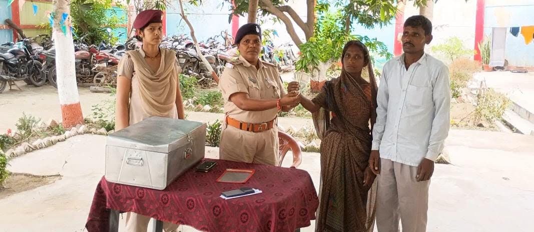 Madhubani News : ट्रेन में यात्री का बक्सा छूटा, जीआरपी ने लौटाया