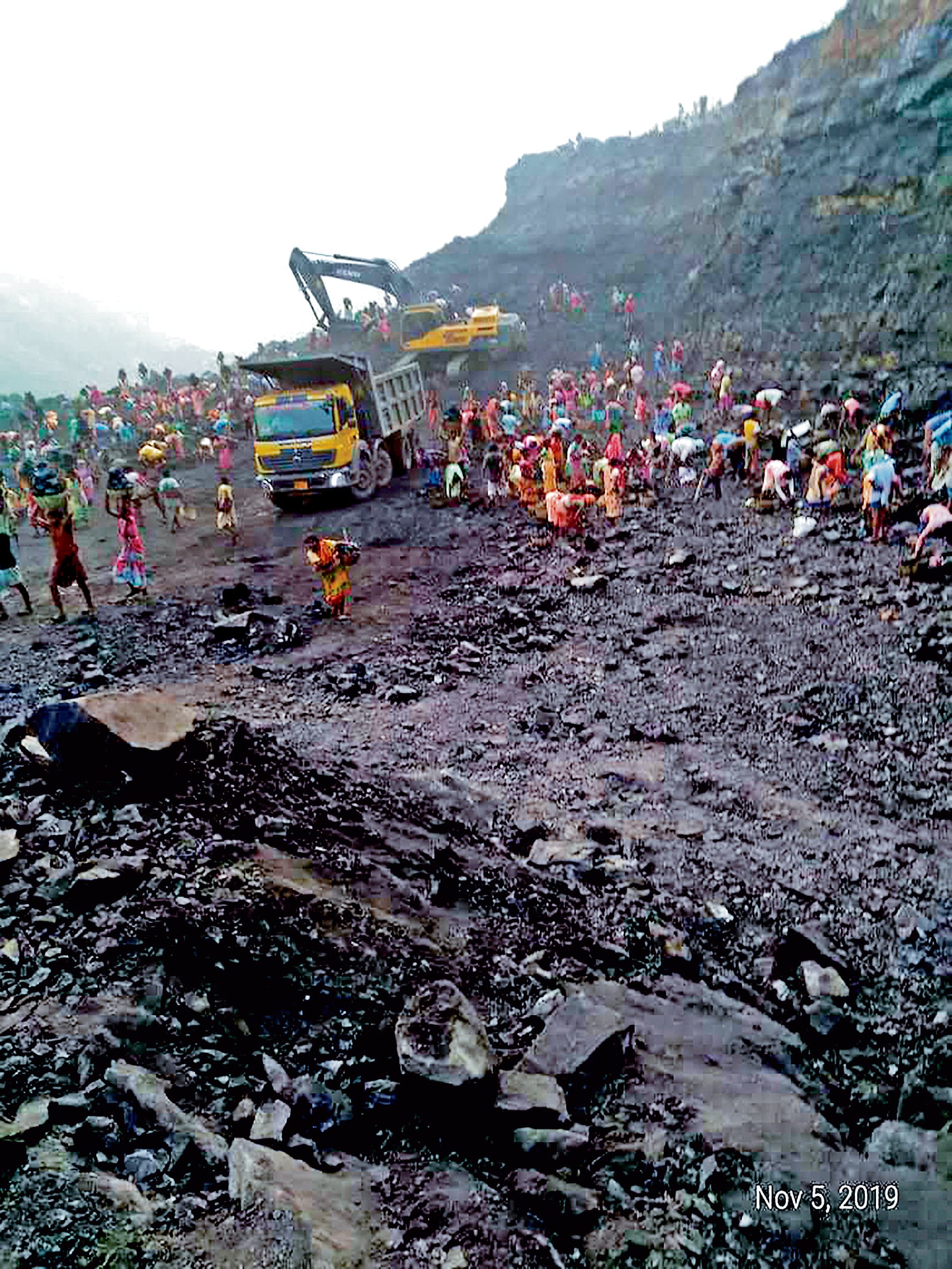 कोयला चोरी से जुड़ रहे महिलाएं व बच्चे जब तब कर देते हैं पहरेदारों पर हमला