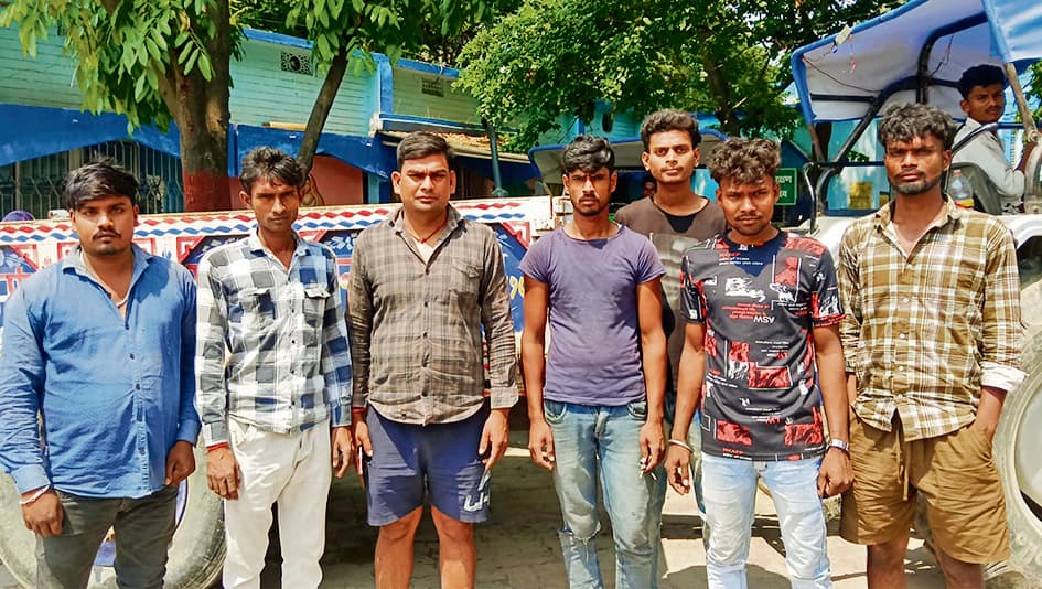 Gopalganj News : आंधी व पानी में 20 से अधिक बिजली पोल गिरे, 12 ट्रांसफाॅर्मर जले, ठनका से किशोर की मौत
