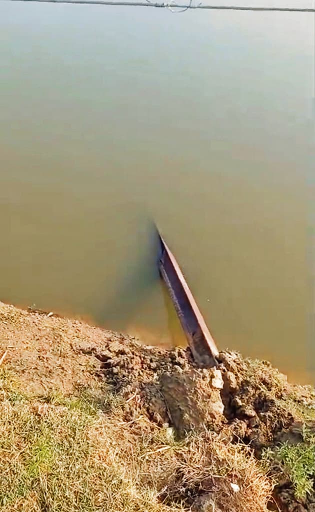 Gaya News : आंधी का एक झोंका भी नहीं झेल सका बिजली का पोल