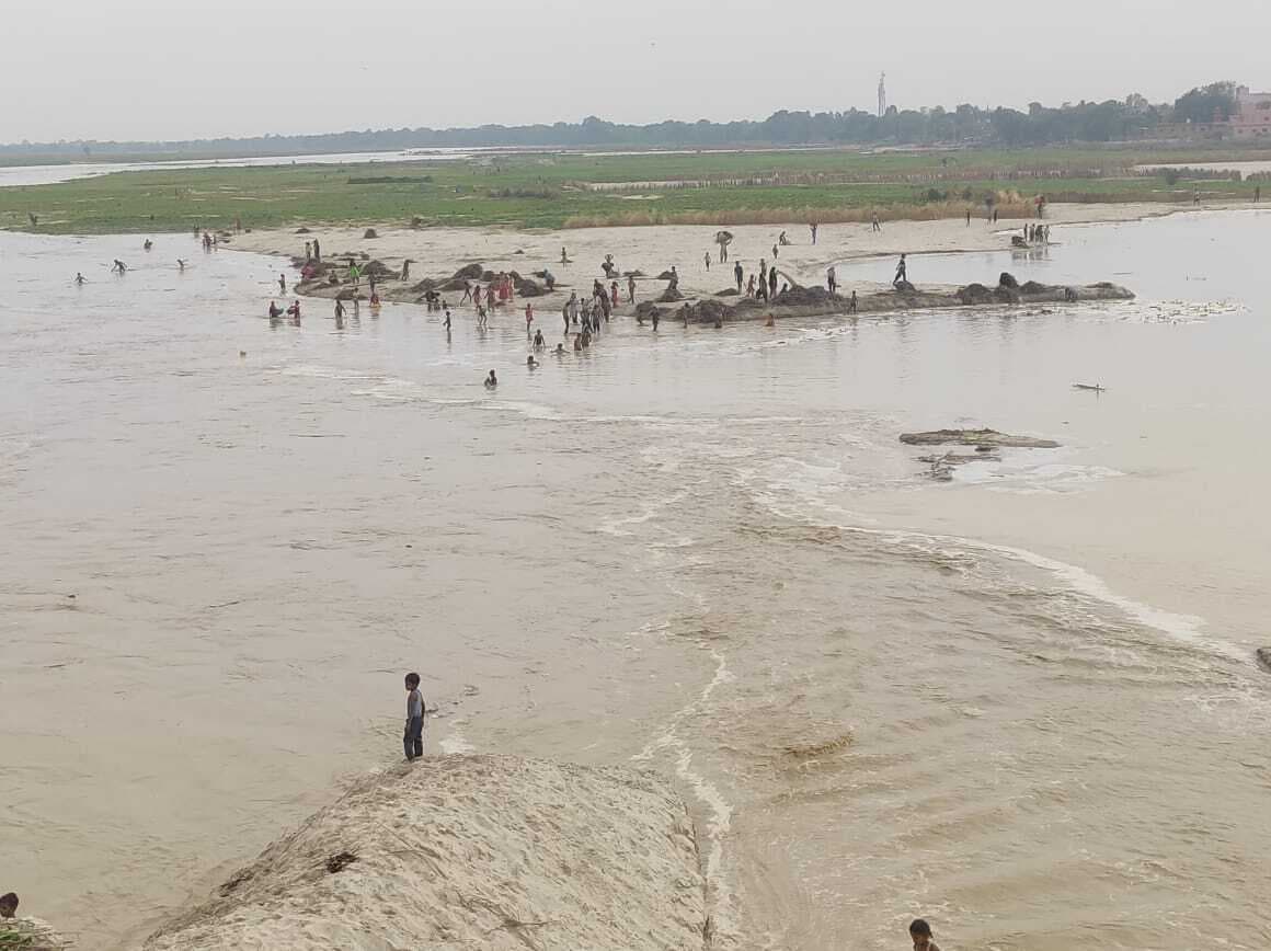 Madhubani News : कमला नदी में जलस्तर बढ़ने से फल व सब्जी की फसल बर्बाद