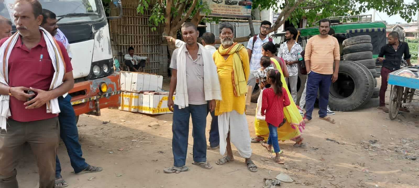 Madhubani News : यात्री शेड नहीं रहने से खुले आसमान के नीचे करना पड़ता वाहनों का इंतजार