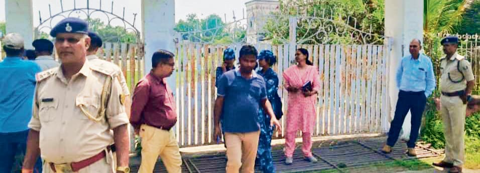 Saran News : पूर्वोत्तर रेलवे महाविद्यालय सोनपुर के दोनों मुख्य गेट व कैंटीन सील, रेल प्रशासन ने किया भूमि पर कब्जा