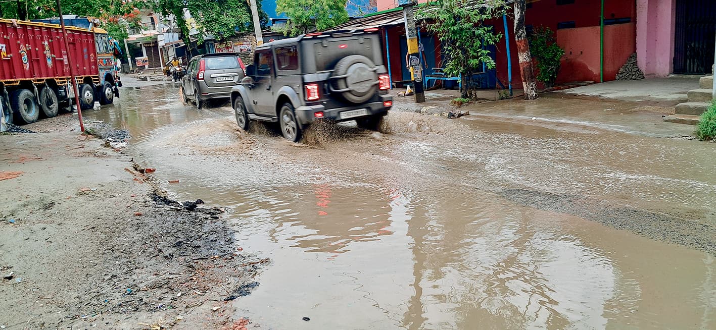 Saran News : तरैया-अमनौर एसएच मुख्य सड़क लगा बारिश का पानी