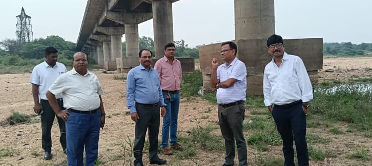 Bokaro News : बालू चोरों के कारण जर्जर हुआ पुल