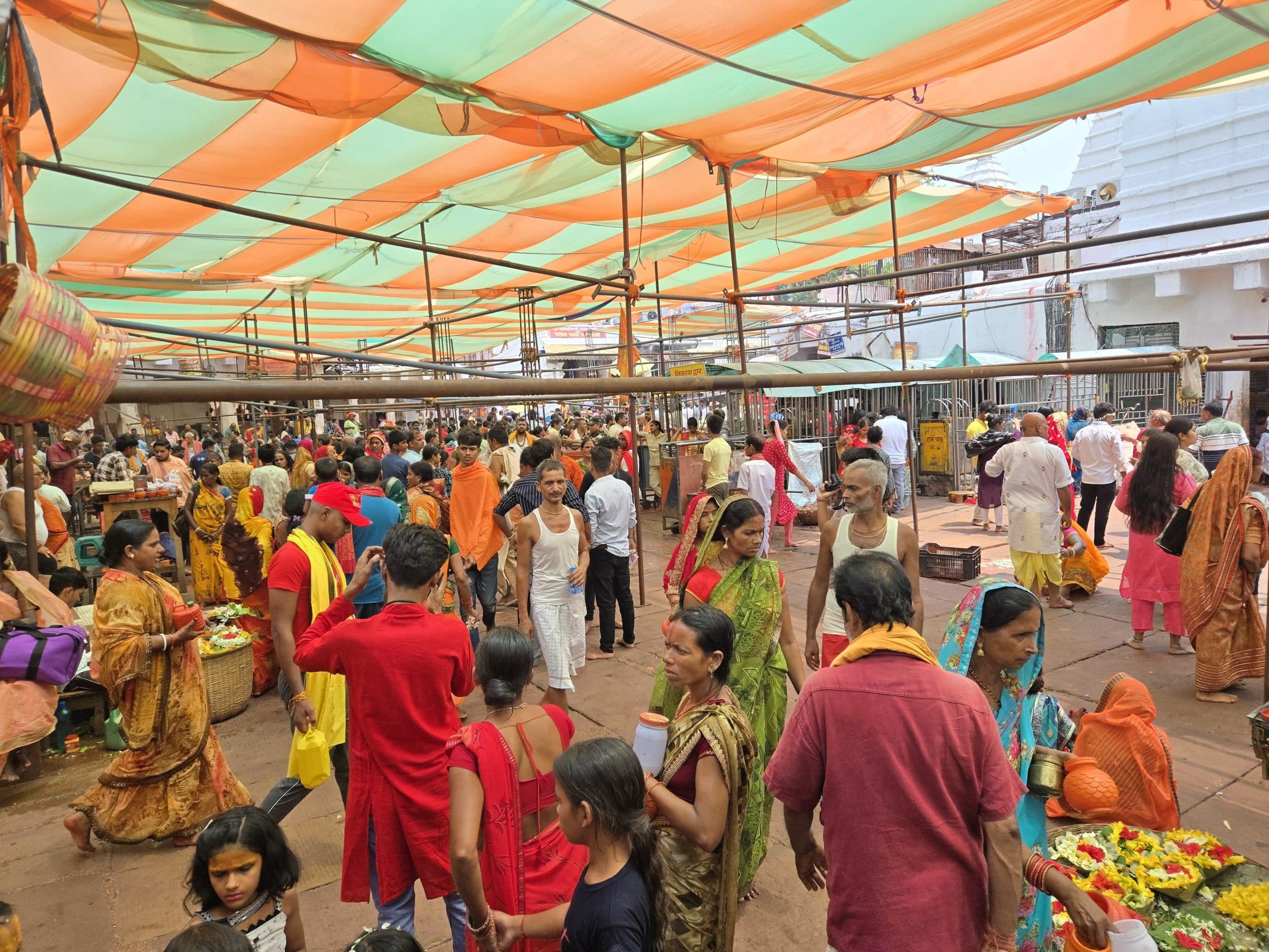 Deoghar news : बाबा मंदिर रहा खाली, फिर भी 1218 लोगों ने कूपन लेकर किया जलार्पण