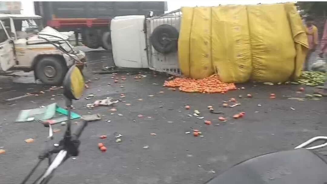 Madhubani News : पिकअप की टक्कर में बाल-बाल बचे चालक