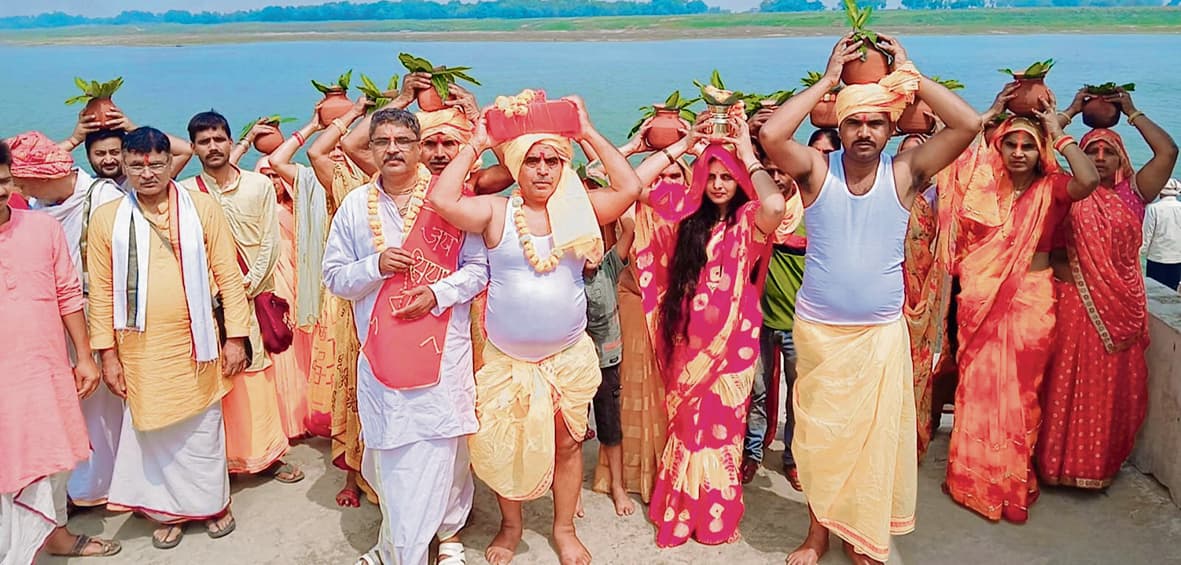 Buxar News : श्रीमद्भागवत कथा शुरू, जलभरी शोभायात्रा में उमड़ा श्रद्धा का सैलाब