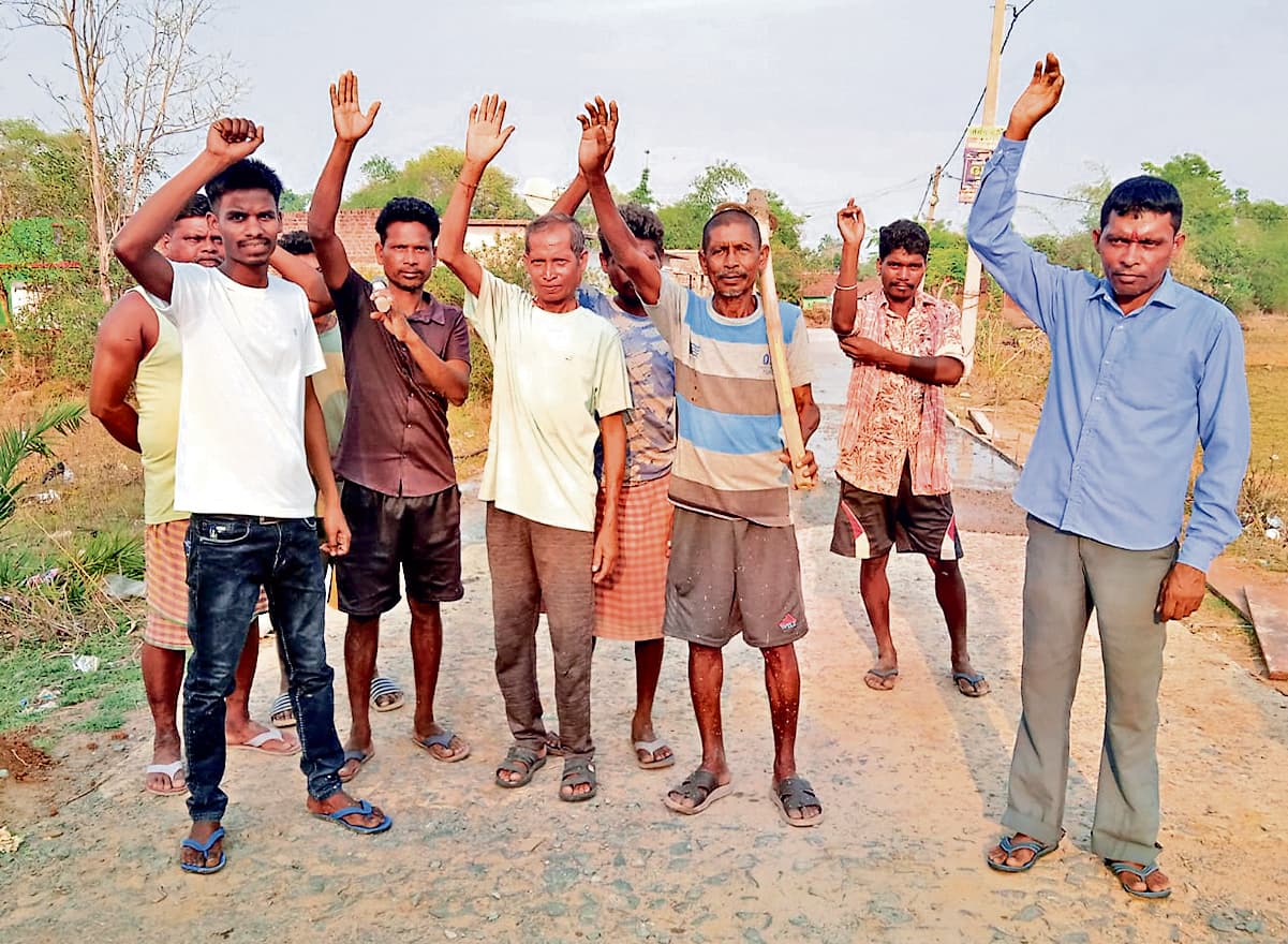 Chaibasa News : पुटिसिया से लगड़ा तक सड़क निर्माण में अनियमितता, कार्रवाई की मांग