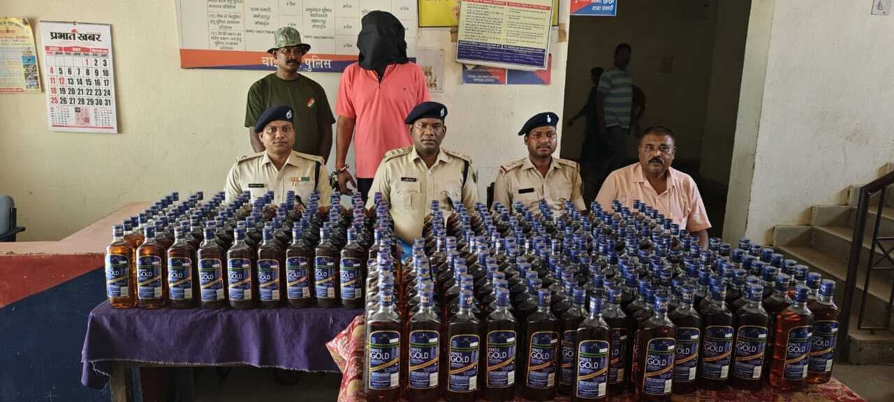 West Singhbhum News : कार से 225 लीटर नकली शराब जब्त, चालक गिरफ्तार