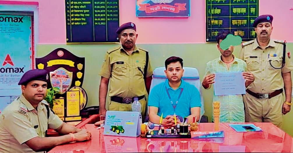 hajipur news. यात्री का मोबाइल चोरी कर भाग रहे युवक को आरपीएफ ने पकड़ा