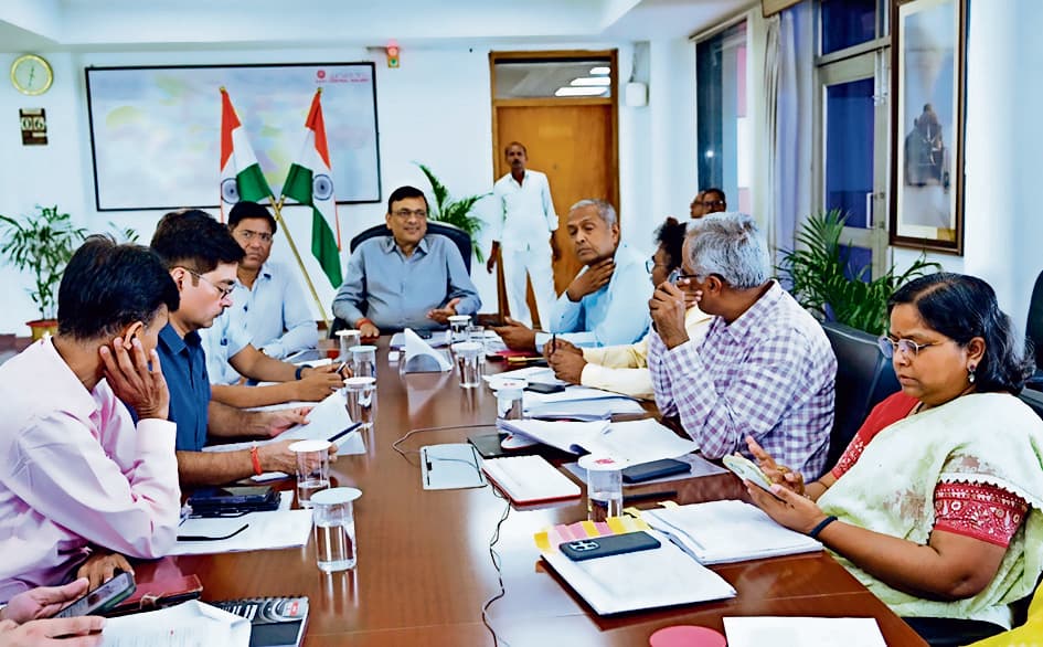 hajipur news. रेल परिचालन में संरक्षा नियमों का शत-प्रतिशत अनुपालन करें : जीएम