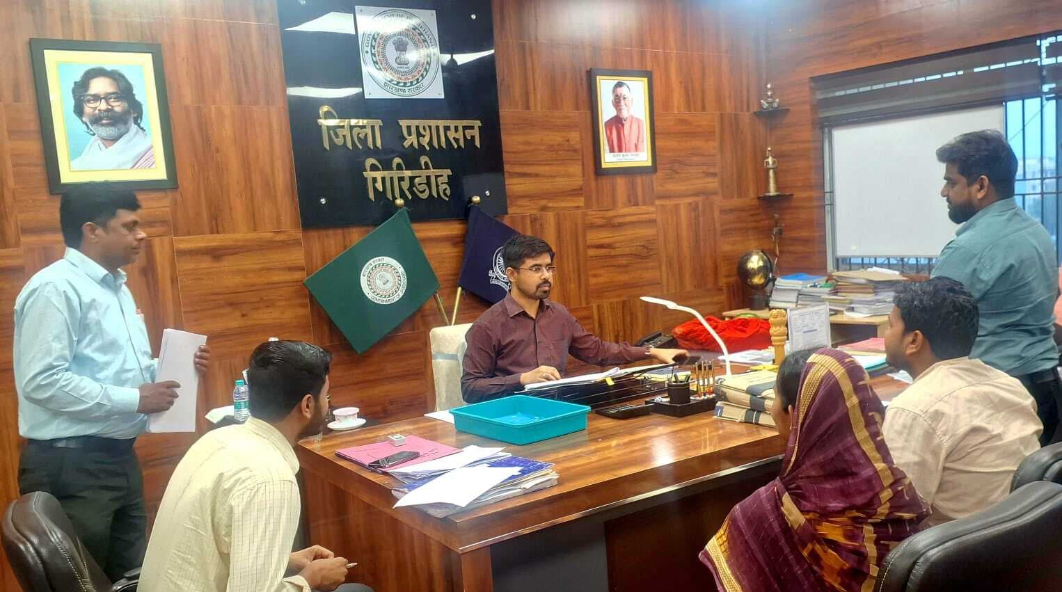 Giridih News: उपायुक्त से बाहर काम कर रहे मजदूरों का रजिस्ट्रेशन कराने की मांग