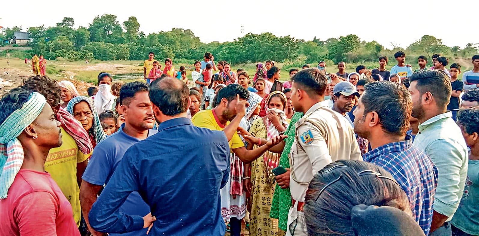 West Singhbhum News : श्मशान घाट में कचरा फेंकने का किया विरोध