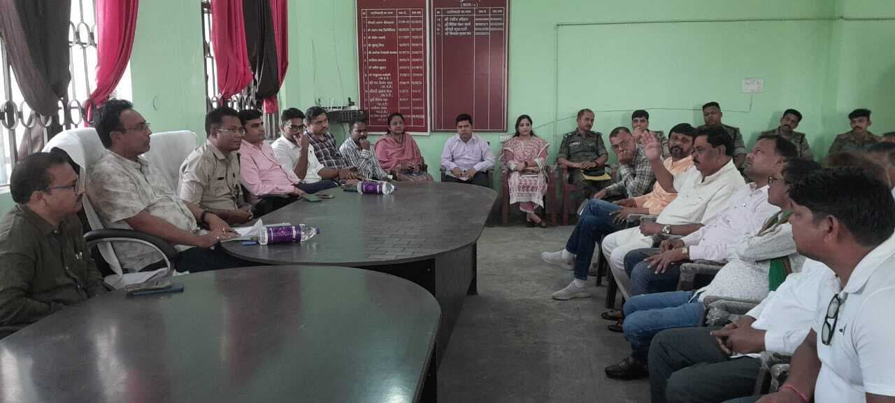 Seraikela News : किसी निर्दोष पर कार्रवाई नहीं होगी गांव में शांति बहाल करें : एसडीएम