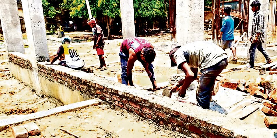 Saraikela Kharsawan News : सीएचसी भवन के निर्माण में पुरानी ईंटों का इस्तेमाल