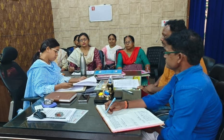 Giridih News: गांडेय बीडीओ ने की महिला पर्यवेक्षिका के साथ बैठक
